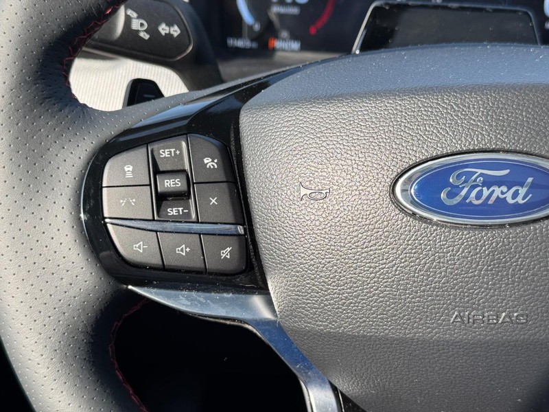 Ford Explorer Vehicle Full-screen Gallery Image 24