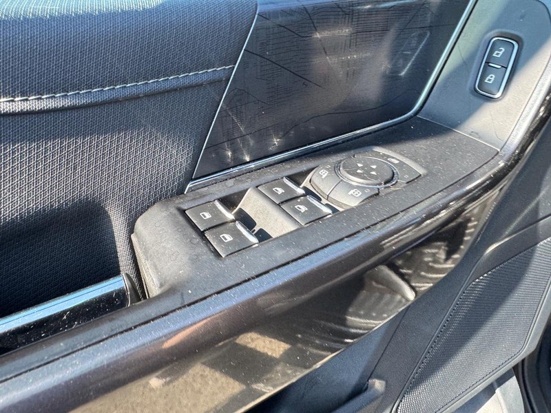 Ford F-150 Vehicle Full-screen Gallery Image 18