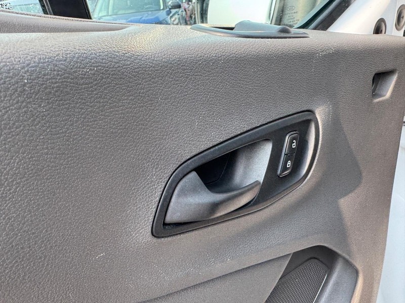Ford Transit Passenger Wagon Vehicle Full-screen Gallery Image 19