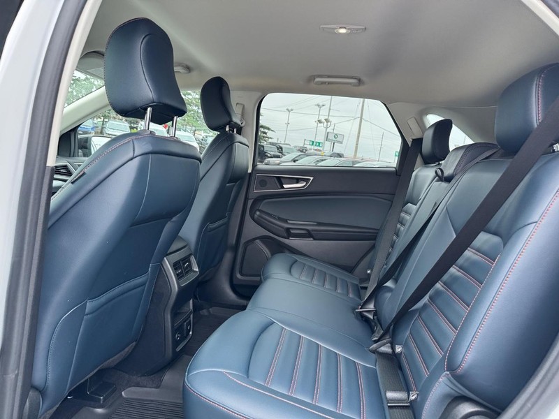 Ford Edge Vehicle Full-screen Gallery Image 12