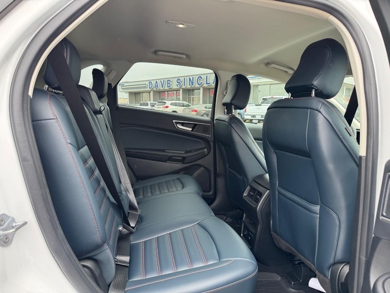 Ford Edge Vehicle Full-screen Gallery Image 13