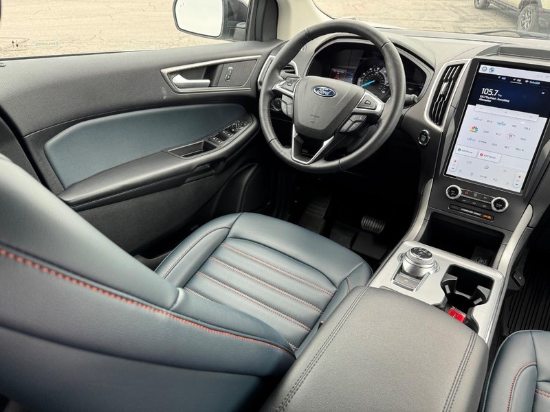 Ford Edge Vehicle Full-screen Gallery Image 14