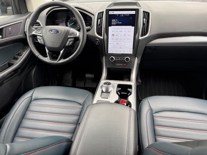 Ford Edge Vehicle Full-screen Gallery Image 15