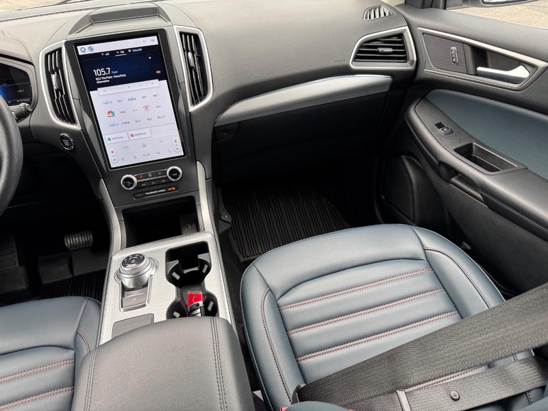 Ford Edge Vehicle Full-screen Gallery Image 16