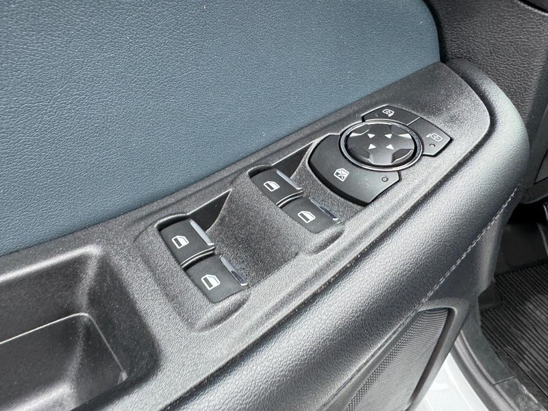 Ford Edge Vehicle Full-screen Gallery Image 18