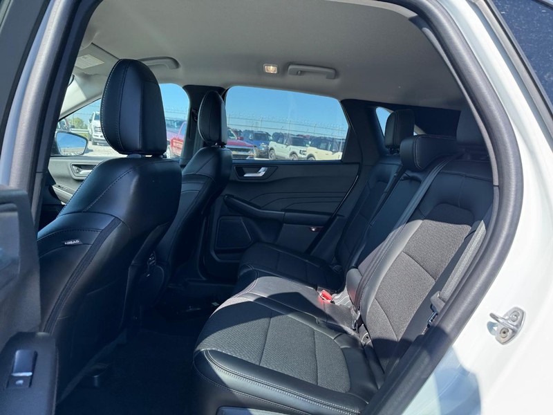 Ford Escape Vehicle Full-screen Gallery Image 12