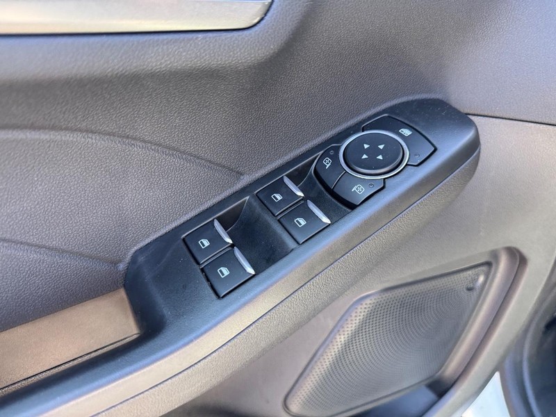 Ford Escape Vehicle Full-screen Gallery Image 18