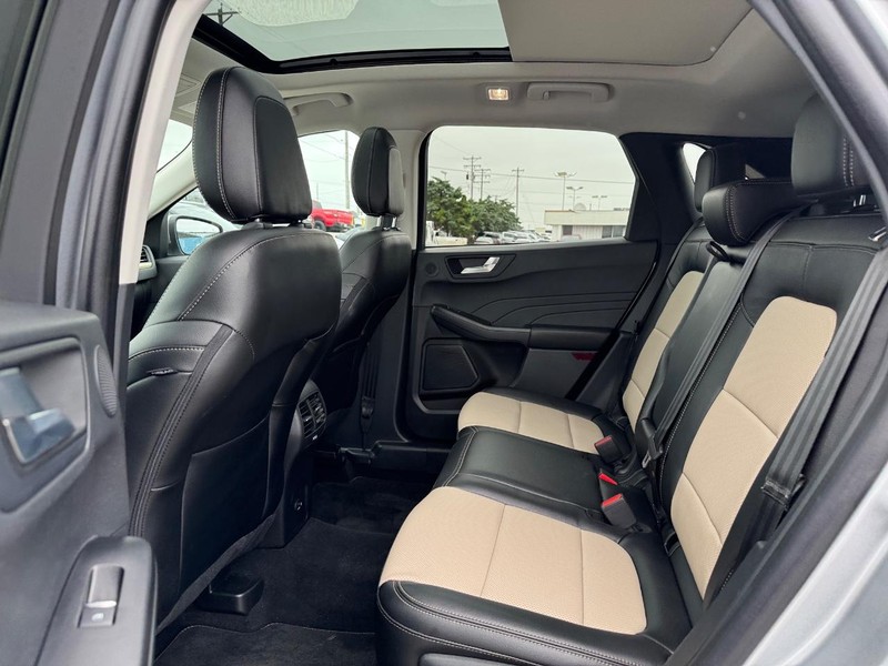 Ford Escape Vehicle Full-screen Gallery Image 12