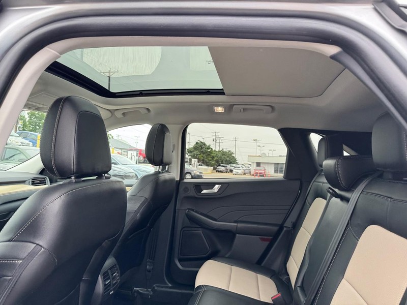 Ford Escape Vehicle Full-screen Gallery Image 13