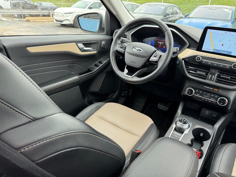 Ford Escape Vehicle Full-screen Gallery Image 15