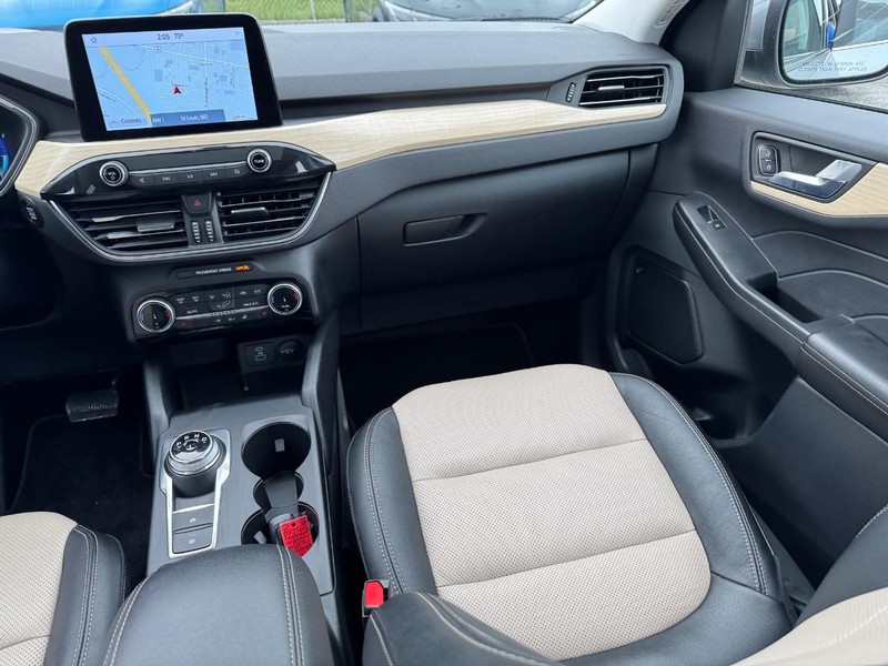 Ford Escape Vehicle Full-screen Gallery Image 17