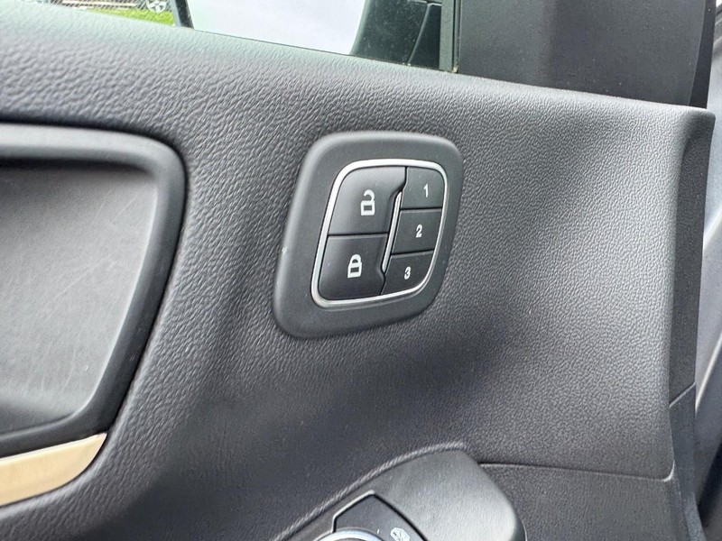 Ford Escape Vehicle Full-screen Gallery Image 20