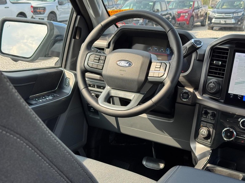 Ford F-150 Vehicle Full-screen Gallery Image 15