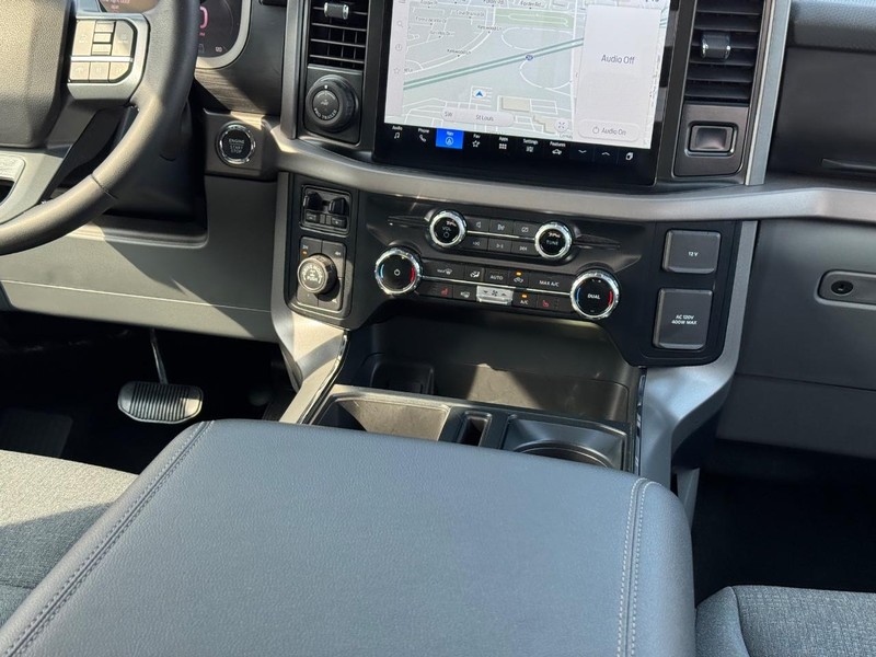 Ford F-150 Vehicle Full-screen Gallery Image 17