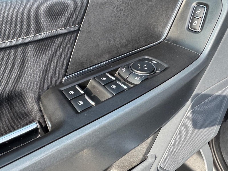 Ford F-150 Vehicle Full-screen Gallery Image 19