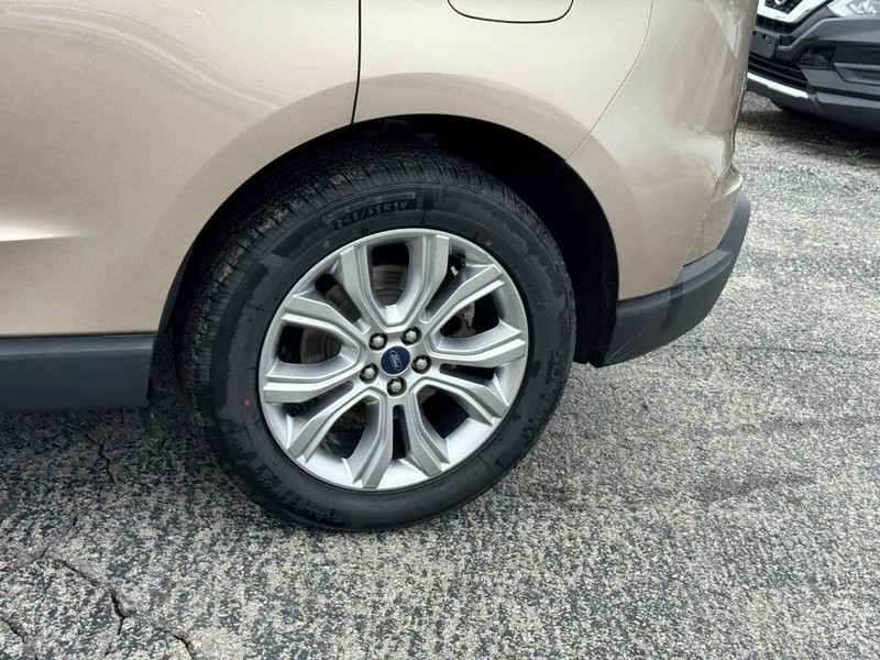 Ford Edge Vehicle Full-screen Gallery Image 11