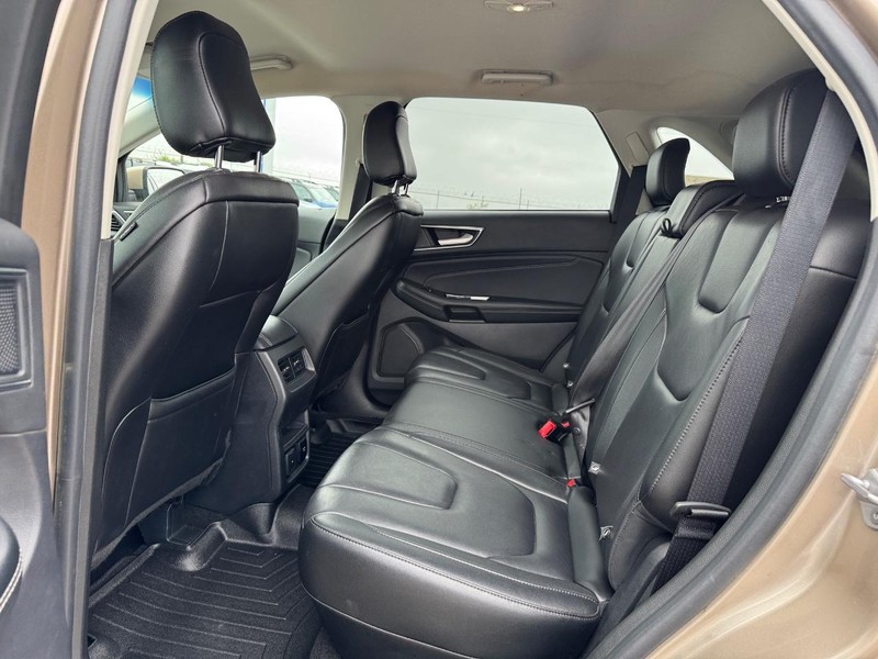 Ford Edge Vehicle Full-screen Gallery Image 12