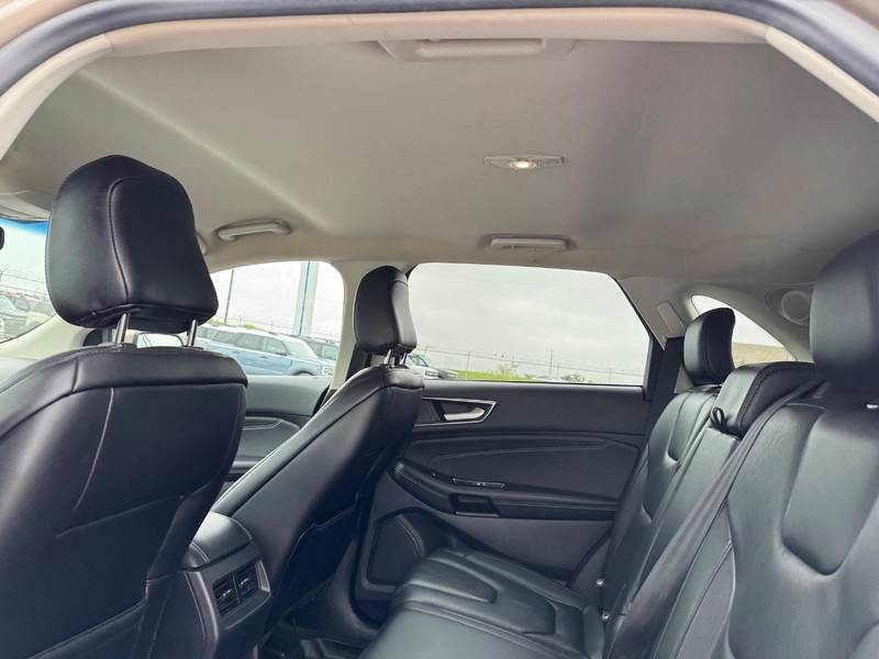 Ford Edge Vehicle Full-screen Gallery Image 13