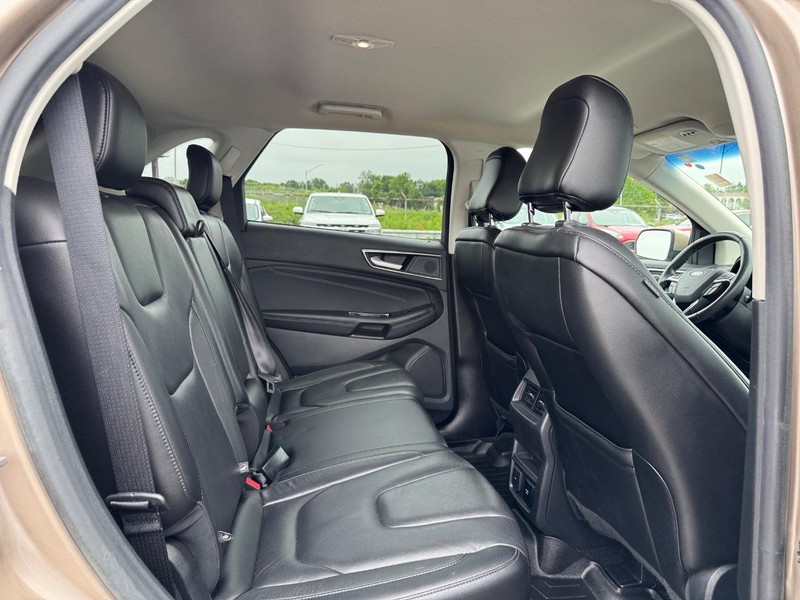 Ford Edge Vehicle Full-screen Gallery Image 14
