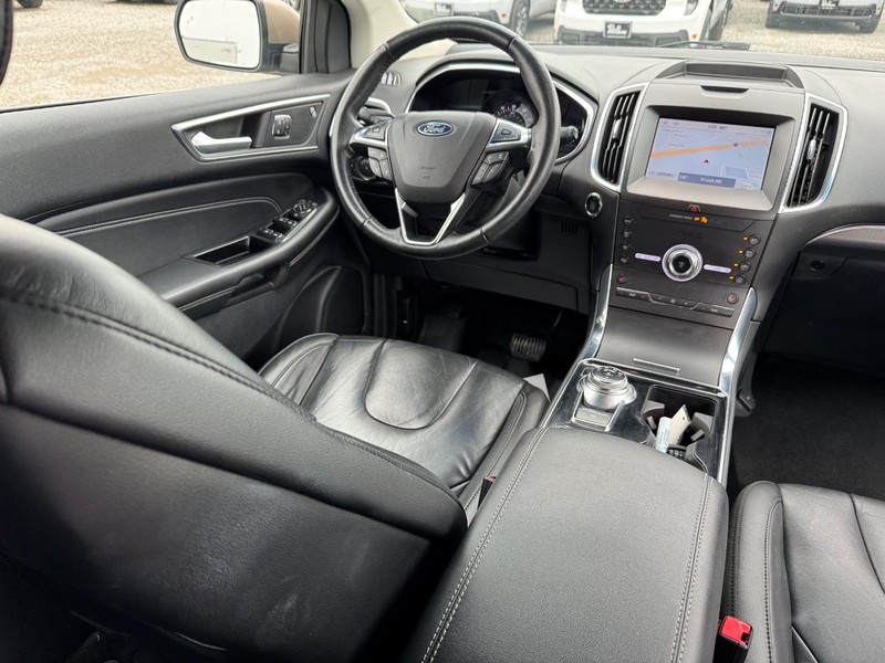 Ford Edge Vehicle Full-screen Gallery Image 15