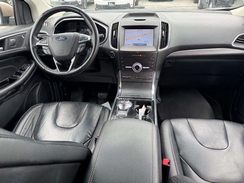 Ford Edge Vehicle Full-screen Gallery Image 16