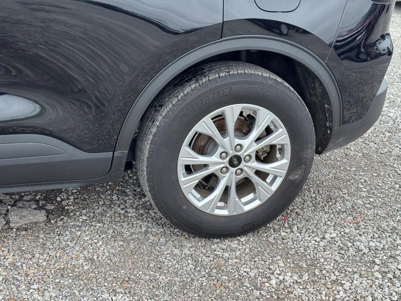 Ford Escape Vehicle Full-screen Gallery Image 11