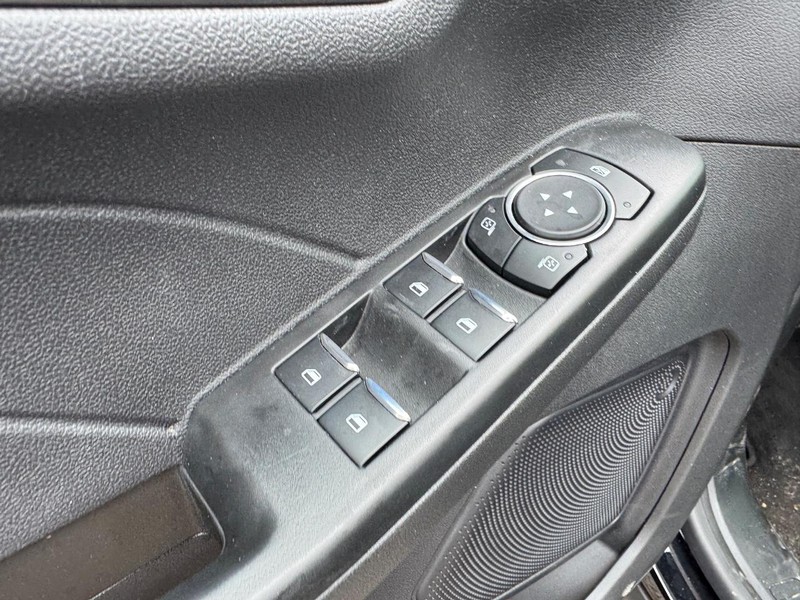 Ford Escape Vehicle Full-screen Gallery Image 18