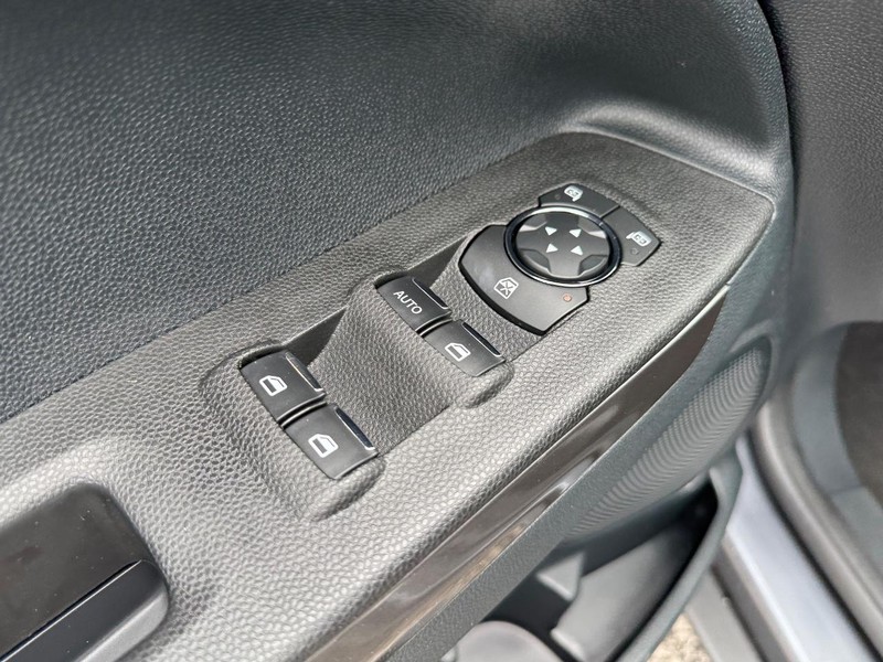 Ford EcoSport Vehicle Full-screen Gallery Image 19