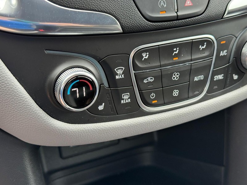 Chevrolet Equinox Vehicle Full-screen Gallery Image 23