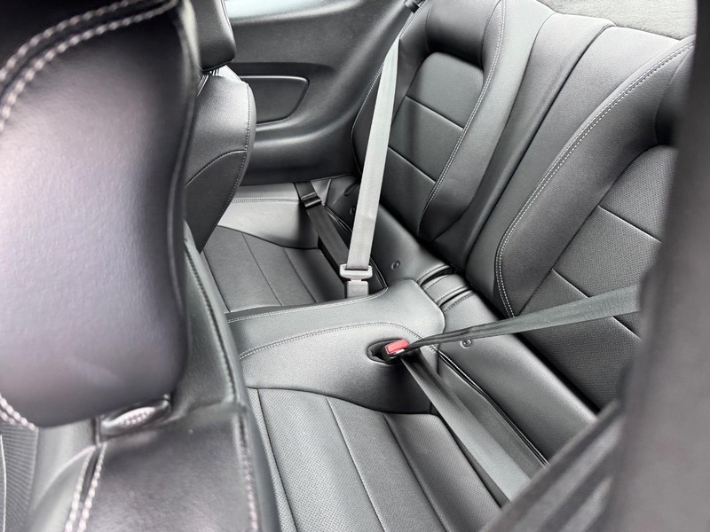 Ford Mustang Vehicle Full-screen Gallery Image 12