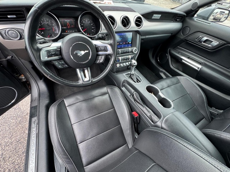 Ford Mustang Vehicle Full-screen Gallery Image 13