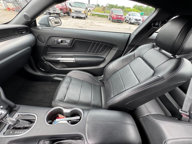 Ford Mustang Vehicle Full-screen Gallery Image 15
