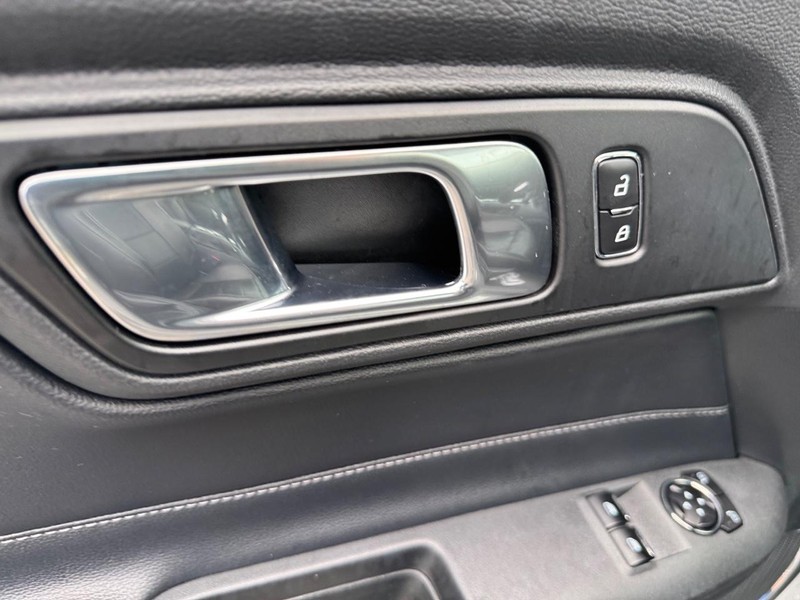 Ford Mustang Vehicle Full-screen Gallery Image 16