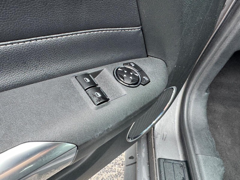Ford Mustang Vehicle Full-screen Gallery Image 17