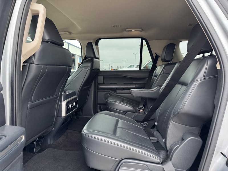Ford Expedition Max Vehicle Full-screen Gallery Image 12