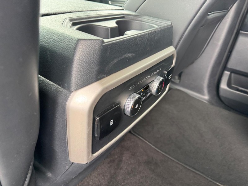 Ford Expedition Max Vehicle Full-screen Gallery Image 13