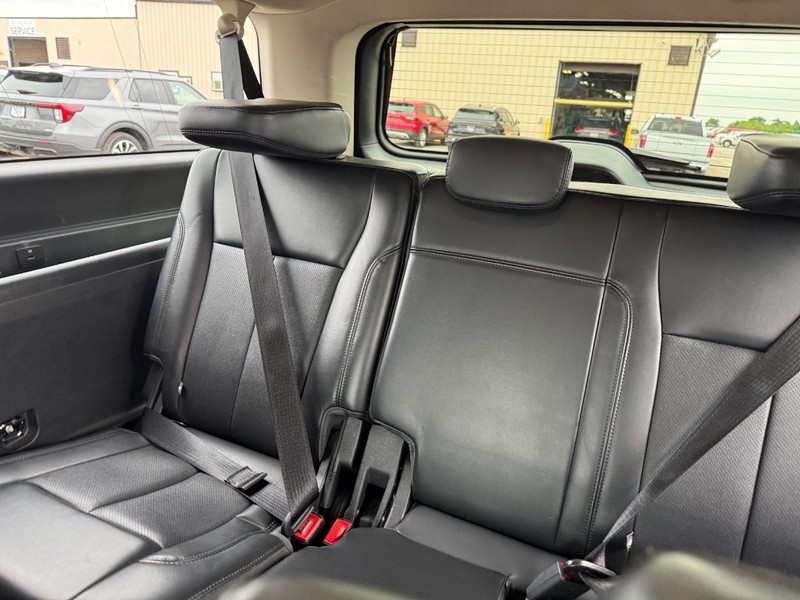 Ford Expedition Max Vehicle Full-screen Gallery Image 14