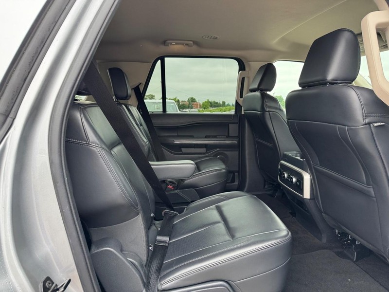 Ford Expedition Max Vehicle Full-screen Gallery Image 15