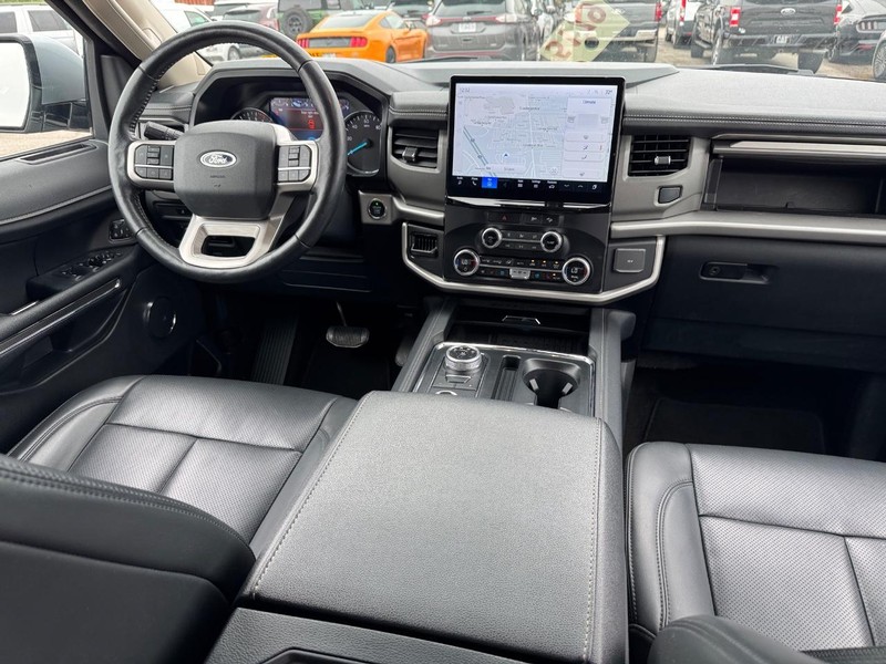 Ford Expedition Max Vehicle Full-screen Gallery Image 17