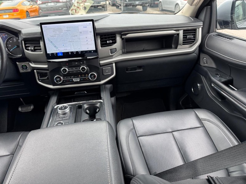 Ford Expedition Max Vehicle Full-screen Gallery Image 18
