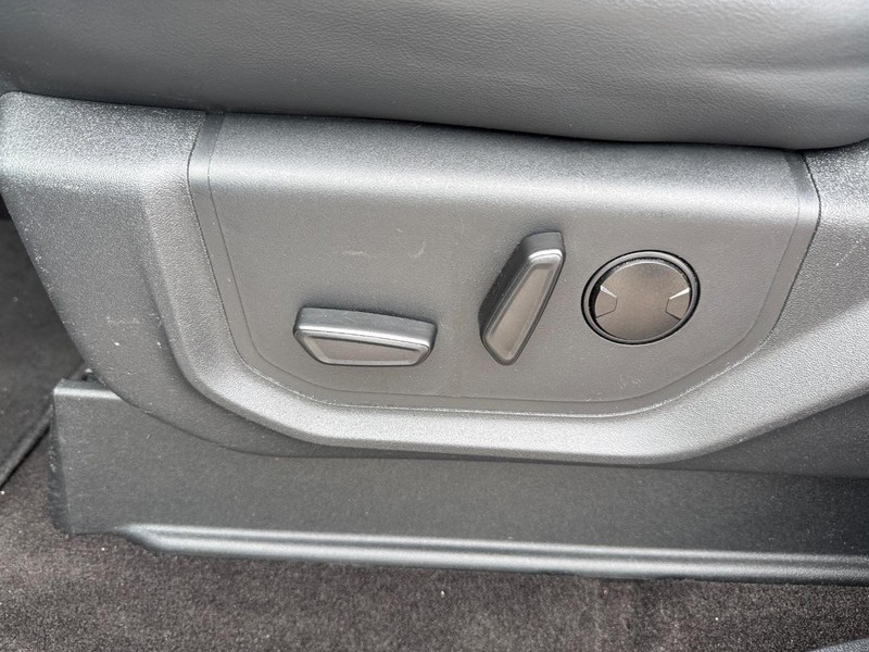 Ford Expedition Max Vehicle Full-screen Gallery Image 19