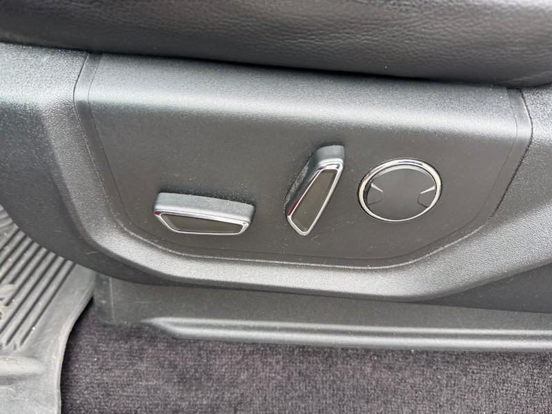Ford F-150 Vehicle Full-screen Gallery Image 18