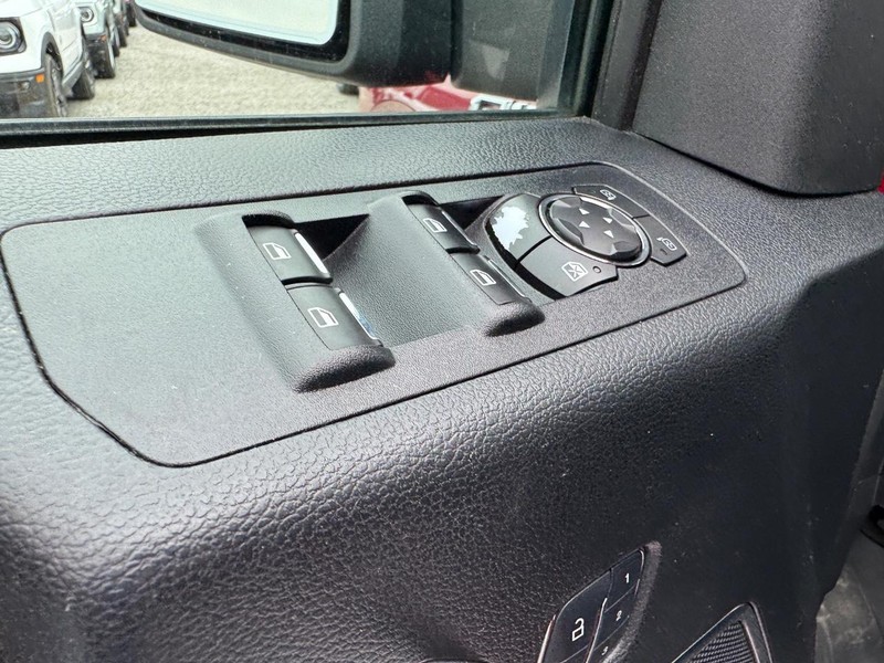 Ford F-150 Vehicle Full-screen Gallery Image 19