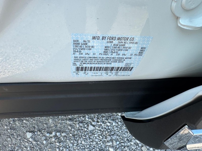 Ford Explorer Vehicle Full-screen Gallery Image 26