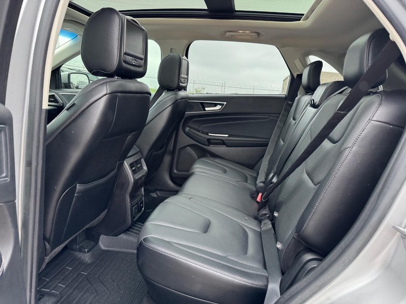 Ford Edge Vehicle Full-screen Gallery Image 12