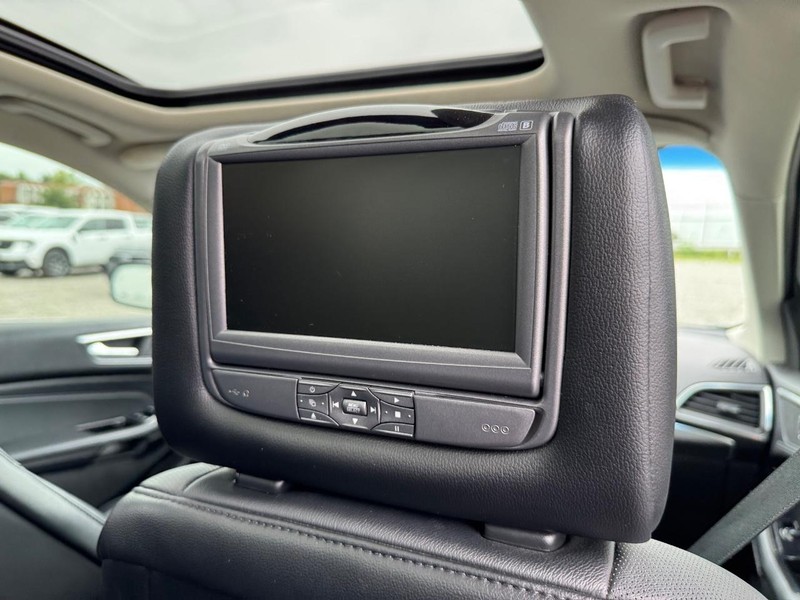 Ford Edge Vehicle Full-screen Gallery Image 15