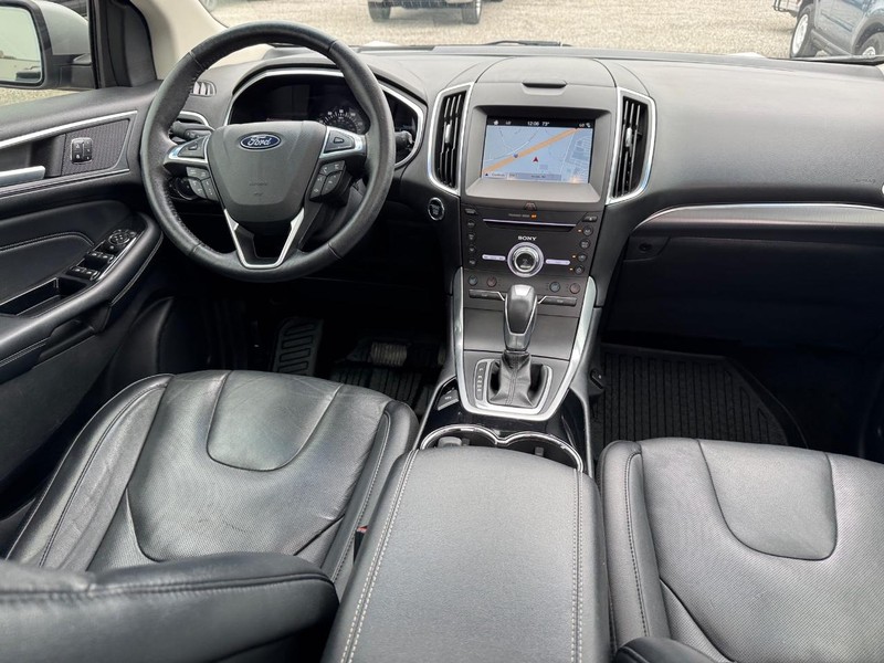 Ford Edge Vehicle Full-screen Gallery Image 17