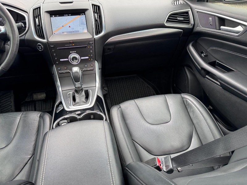 Ford Edge Vehicle Full-screen Gallery Image 18