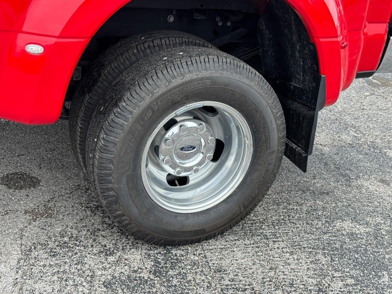 Ford Super Duty F-350 DRW Vehicle Full-screen Gallery Image 11