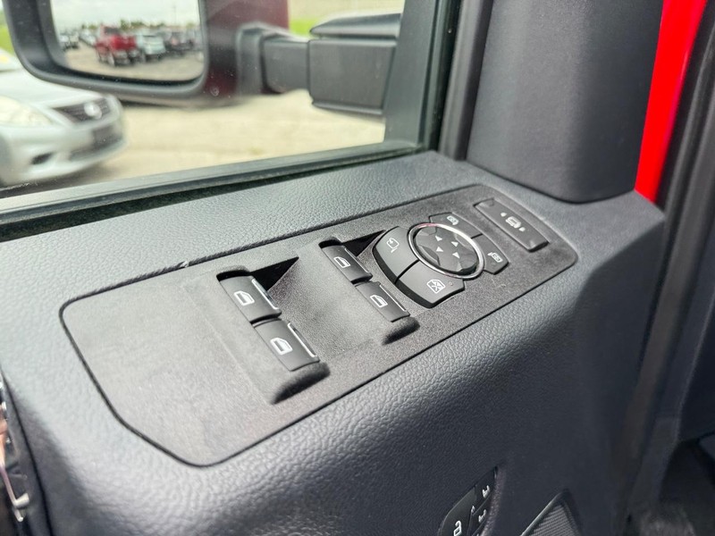 Ford Super Duty F-350 DRW Vehicle Full-screen Gallery Image 18